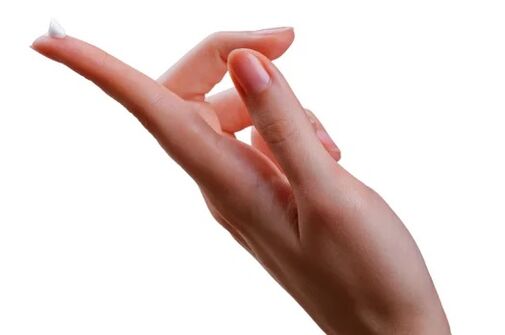 Se aplica una pequeña cantidad de queramina en la zona afectada.